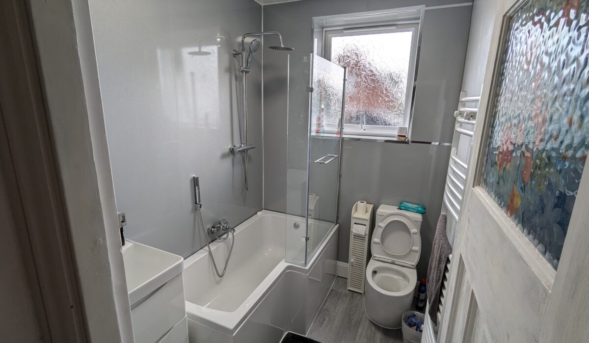 Complete shot of the bathroom, sealed and siliconed and with accessories in place.